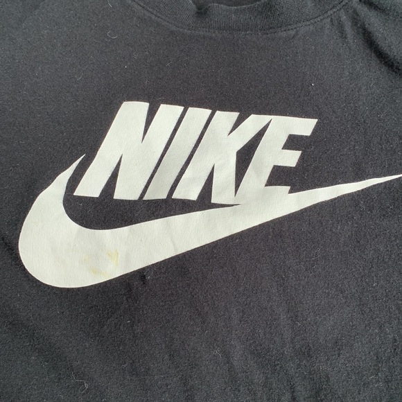 Black Nike crop top - Picture 3 of 4